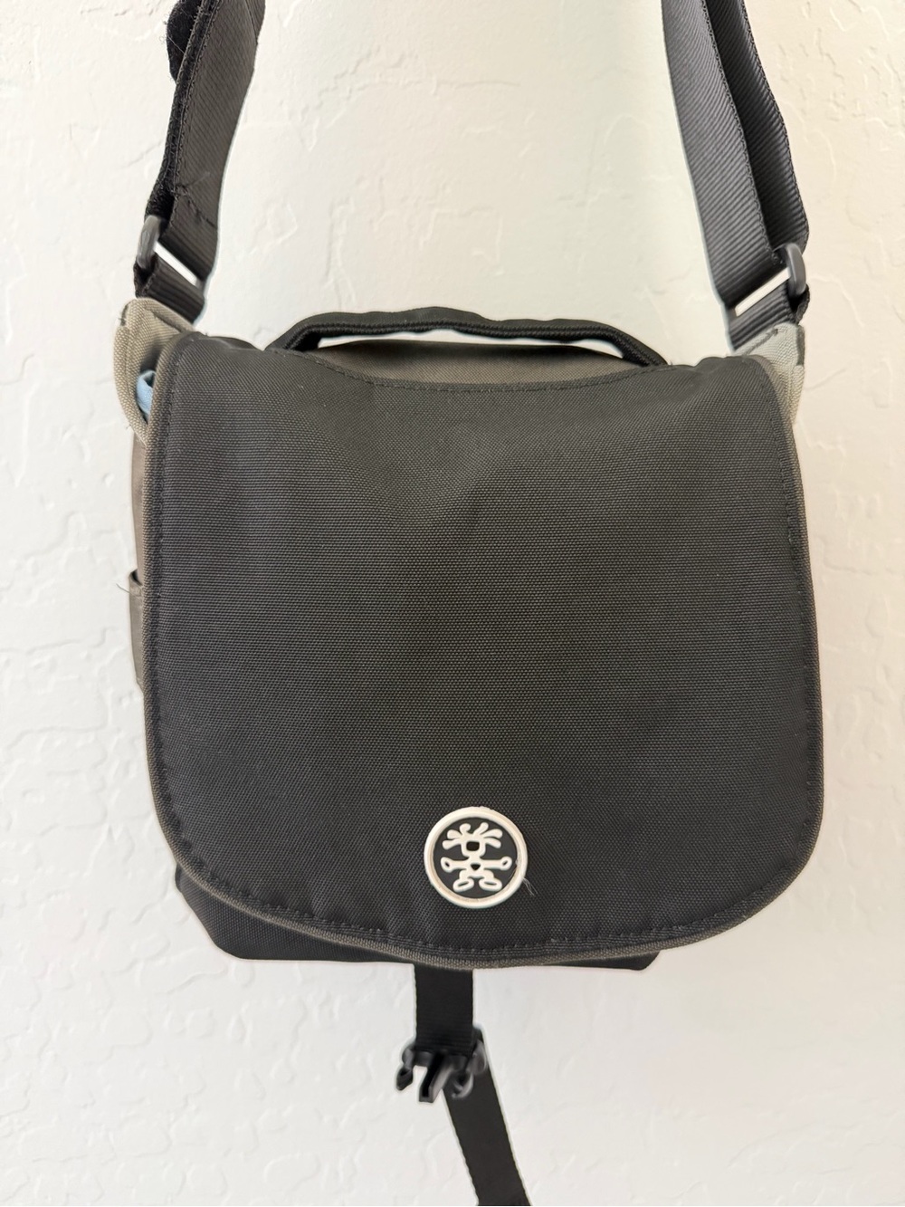Crumpler Four Million Dollar Home - DSLR/Camera Crossbody - Black & Light Blue